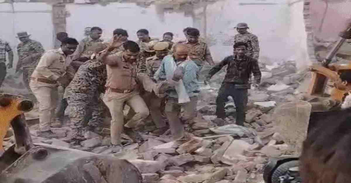 मलबे में जिंदगी की तलाशः एका-एक ढह गई कमर्शियल बिल्डिंग, चीख से गूंज उठा इलाका, 2 की मौत, रेस्क्यू ऑपरेशन जारी