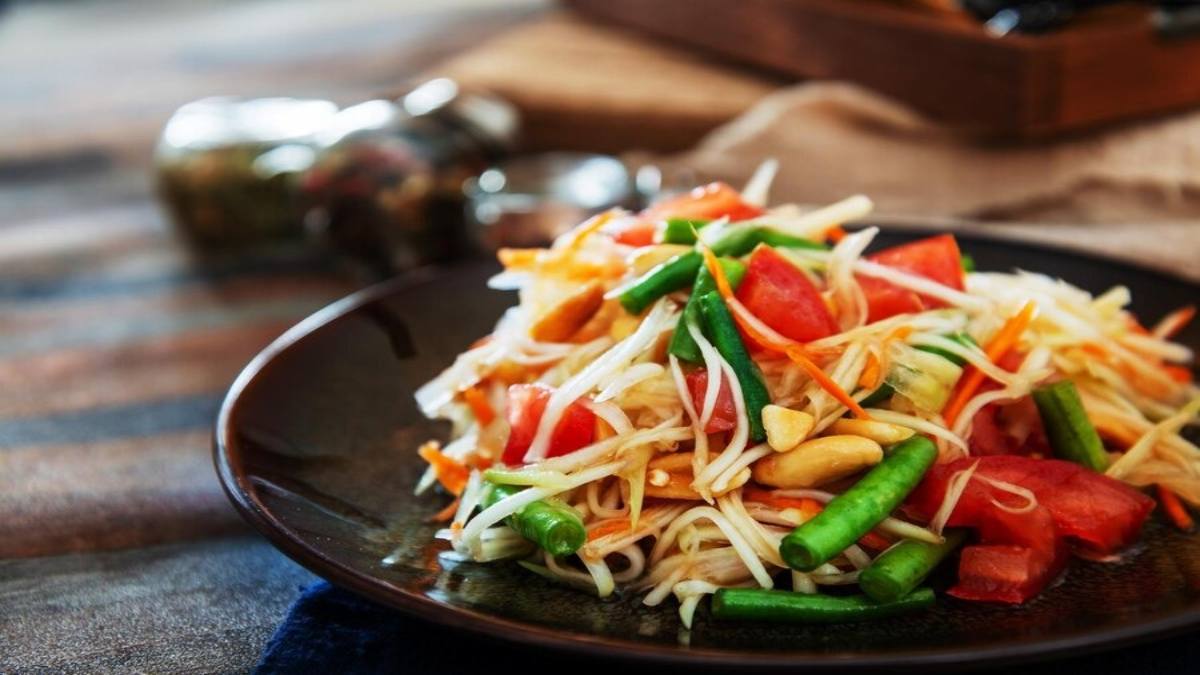 क्या आपने कभी खाया है Som Tam Salad ? ये Exotic Taste के साथ देता है कई Health Benefits….