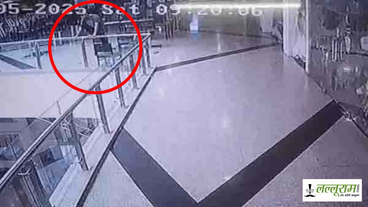 CCTV में कैद हुई मौत की छलांग, मॉल से कूदा छात्र…