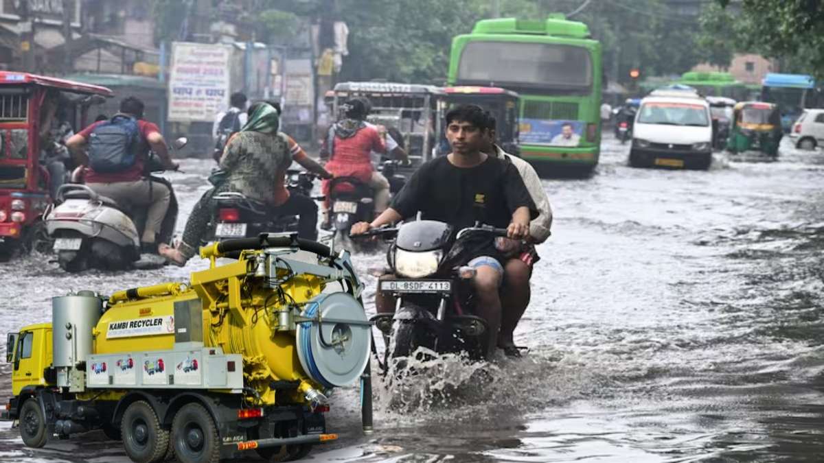 अब मानसून में दिल्ली की सड़कों पर नहीं होगा जलभराव, रेखा सरकार ने मंगवाई ये खास मशीनें