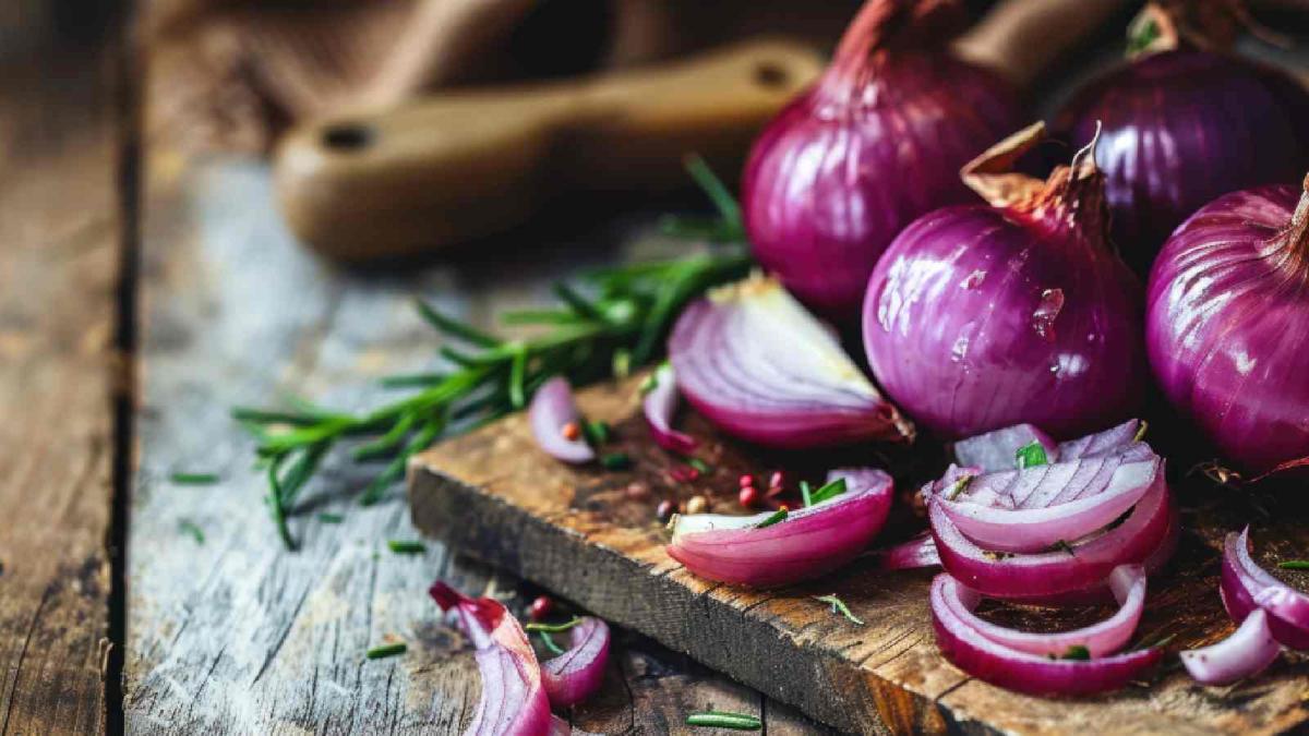 Raw onion Benefits: पूरी गर्मी रोज़ खाएं एक कच्चा प्याज, लू से तो बचाएगा ही, साथ ही देगा और भी कई फायदे…