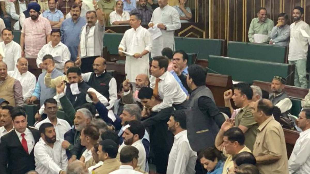 जम्मू कश्मीर विधानसभा में वक्फ कानून पर हंगामा, नेशनल कॉन्फ्रेंस विधायक ने सदन में फाड़ा अपना काला कोट; VIDEO