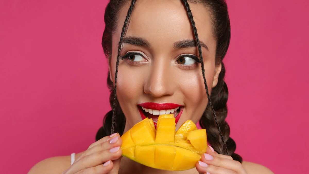 How to Eat Mango Right Way: आपका भी फेवरेट फल है आम? तो जानें इसे खाने का सही तरीका…