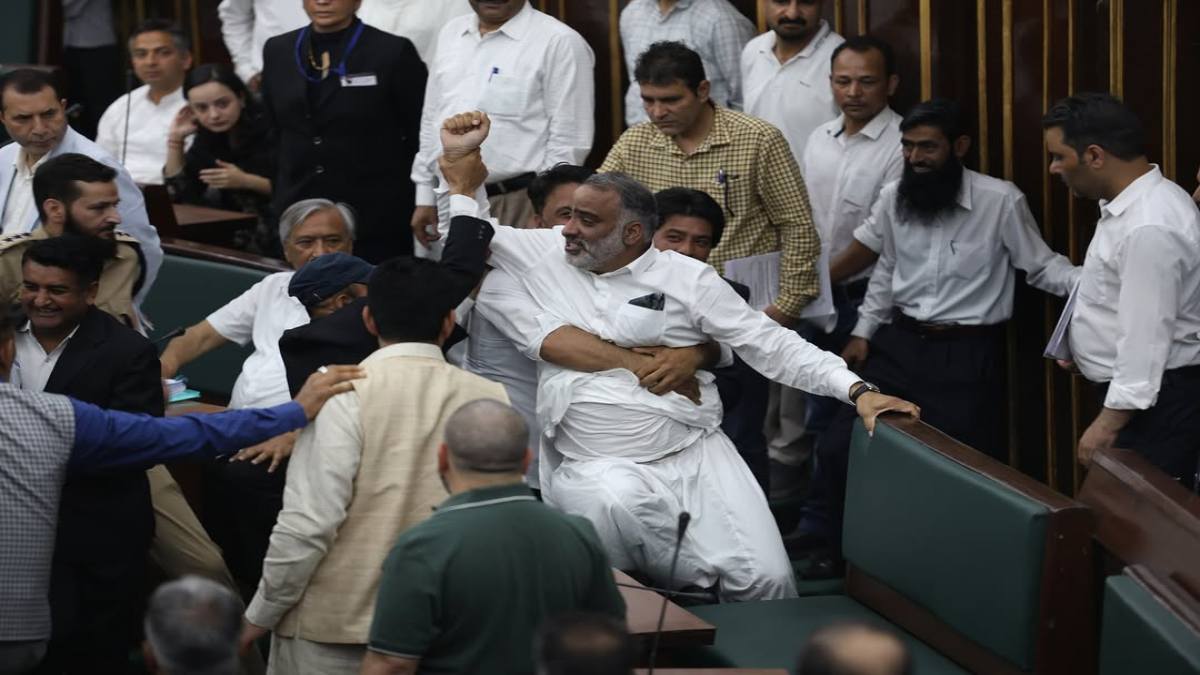 जम्मू कश्मीर: विधानसभा में वक्फ कानून पर बवाल, विधायकों के बीच जमकर हुई हाथापाई, Watch Video