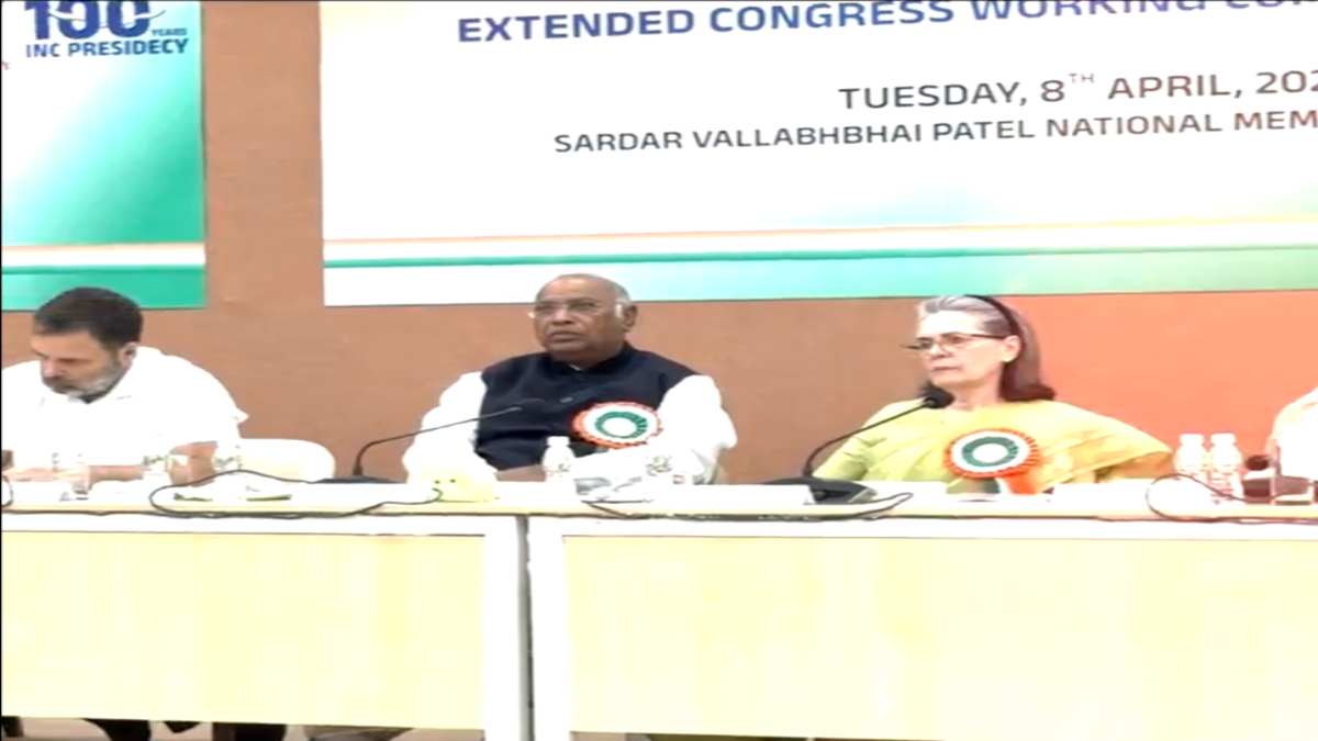 कांग्रेस राष्ट्रीय अधिवेशन: 4 घंटे तक चली CWC की बैठक,  खड़गे बोले- गांधी जी का चश्मा और लाठी तो चुरा सकते हैं लेकिन…