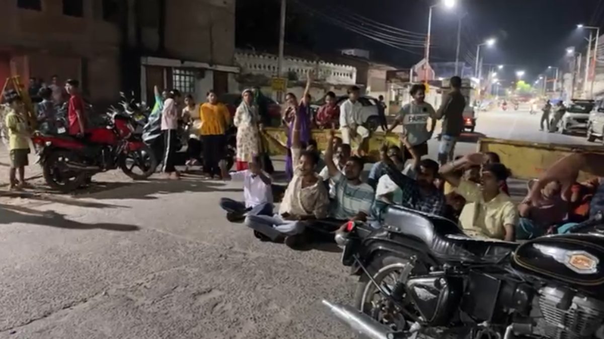 CG NEWS: बिजली कटौती से नाराज लोगों ने किया चक्काजाम, देर रात बिजली विभाग के दफ्तर में किया हंगामा