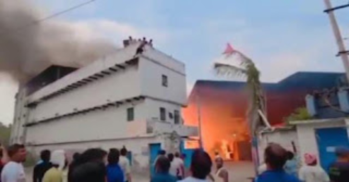 प्लाईवुड फैक्ट्री में लगी भीषण आग, रस्सी के सहारे बाहर निकाले गए मजदूर, छत से कूदते समय एक को सिर में आई चोट