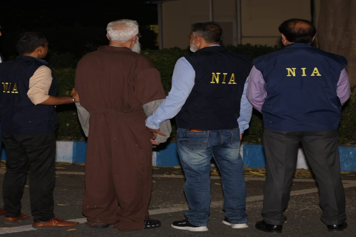 ‘आंखो पर चश्मा, सफेद दाढ़ी-बाल…’, 17 साल बाद ऐसे दिखता है मुंबई हमले का मास्टरमाइंड, प्रत्यर्पण के बाद सामने आई तहव्वुर राणा का पहली तस्वीर