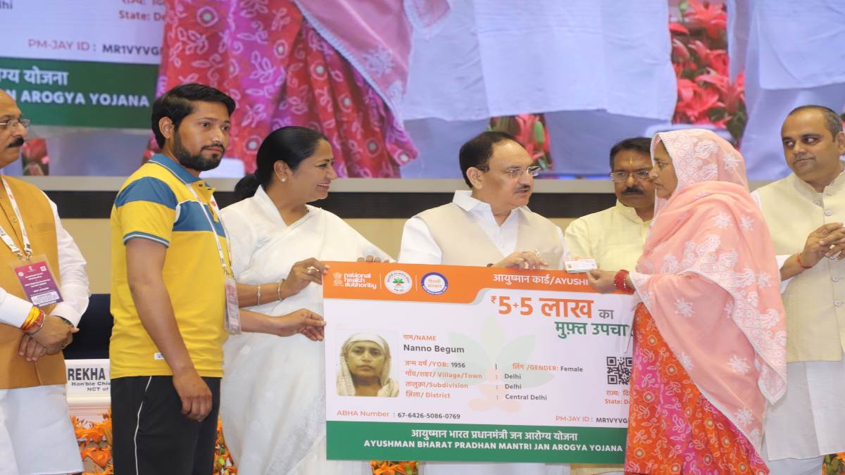 दिल्लीवालों के लिए खुशखबरी: आज शुरू से हुई आयुष्मान भारत योजना, केंद्रीय स्वास्थ्य मंत्री जेपी नड्‌डा ने लाभार्थियों को बांटे कार्ड
