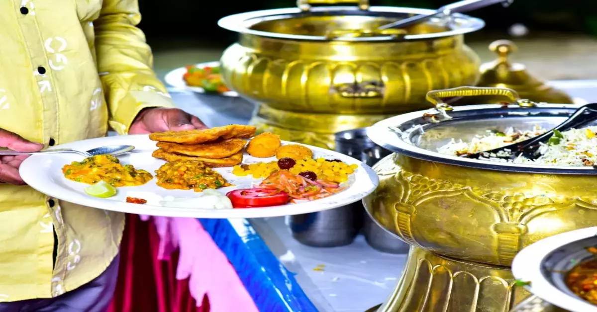 खाने की वजह से कट गया बवाल: आपस में भिड़े घराती और बाराती, पत्थरबाजी आगजनी भी हुई, गांव में दहशत का माहौल