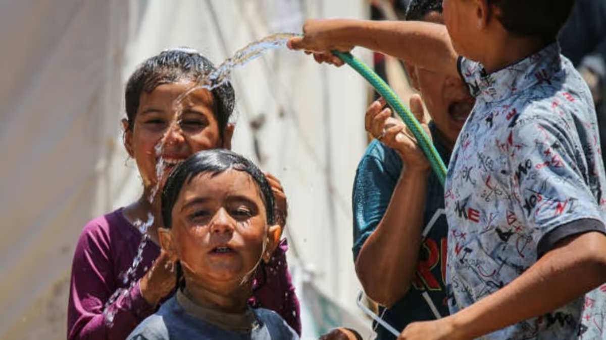 Summer Heatwave Health Tips For Kids: बच्चों को हीट वेव से बचाना है बहुत ज़रूरी, इस तरह रखें भीषण गर्मी में उनका ख्याल…