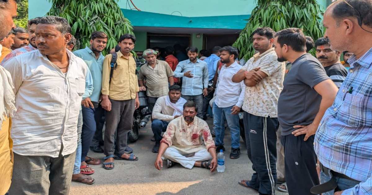 करणी सेना पर बयान के बाद सपा नेता पर हमला, अखिलेश बोले- हिटलर भी अपने कार्यकर्ताओं को वर्दी पहनाकर विरोधियों को ऐसे ही पिटवाता था