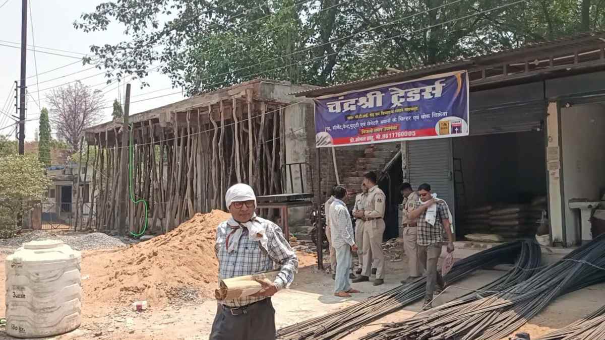 करोड़ों की सरकारी भूमि का बंदरबांट : शिक्षक, पटवारी और जमीन दलाल ने मिलकर वेशकीमती जमीन का कौड़ियों के दाम में किया खरीद फरोख्त, अब बना रहे व्यवसायिक दुकान, प्रशासन और वन विभाग बेखबर