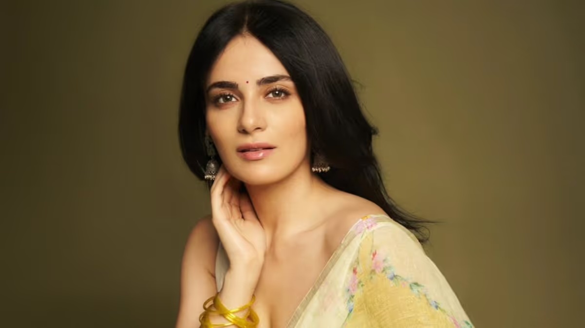 Radhika Madan ने प्लास्टिक सर्जरी की अफवाहों पर तोड़ी चुप्पी, कहा- एआई का इस्तेमाल करके …