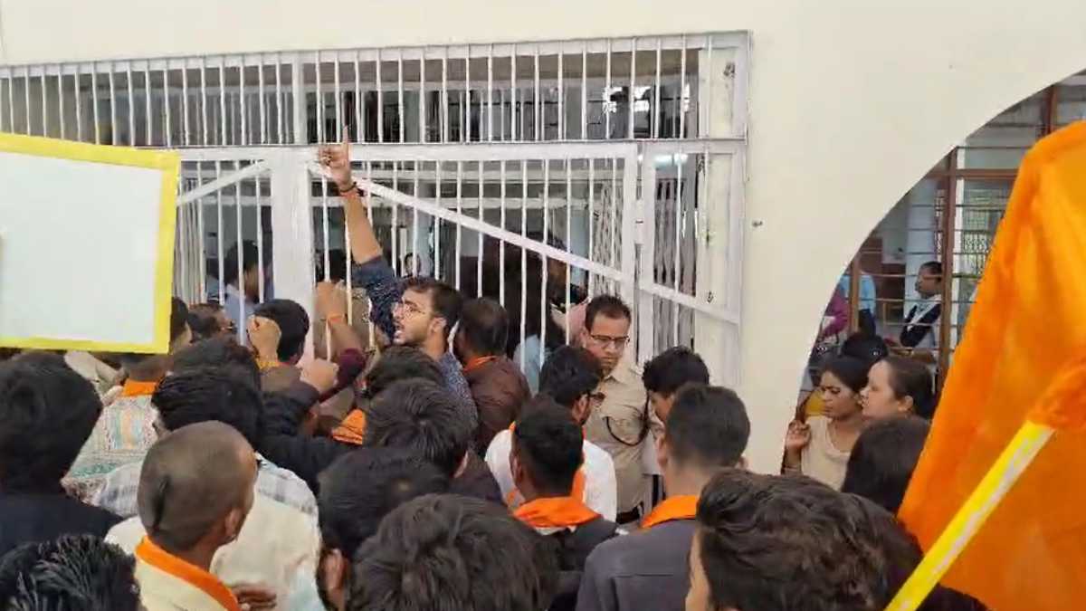 NSS कैंप में नमाज पढ़ाने पर GGU में बवाल : दोषियों पर सख्त कार्रवाई की मांग, प्रशासनिक भवन के गेट पर चढ़कर छात्रों ने किया प्रदर्शन, GGU नहीं बनेगा JNU के लगाए नारे, देखें VIDEO…