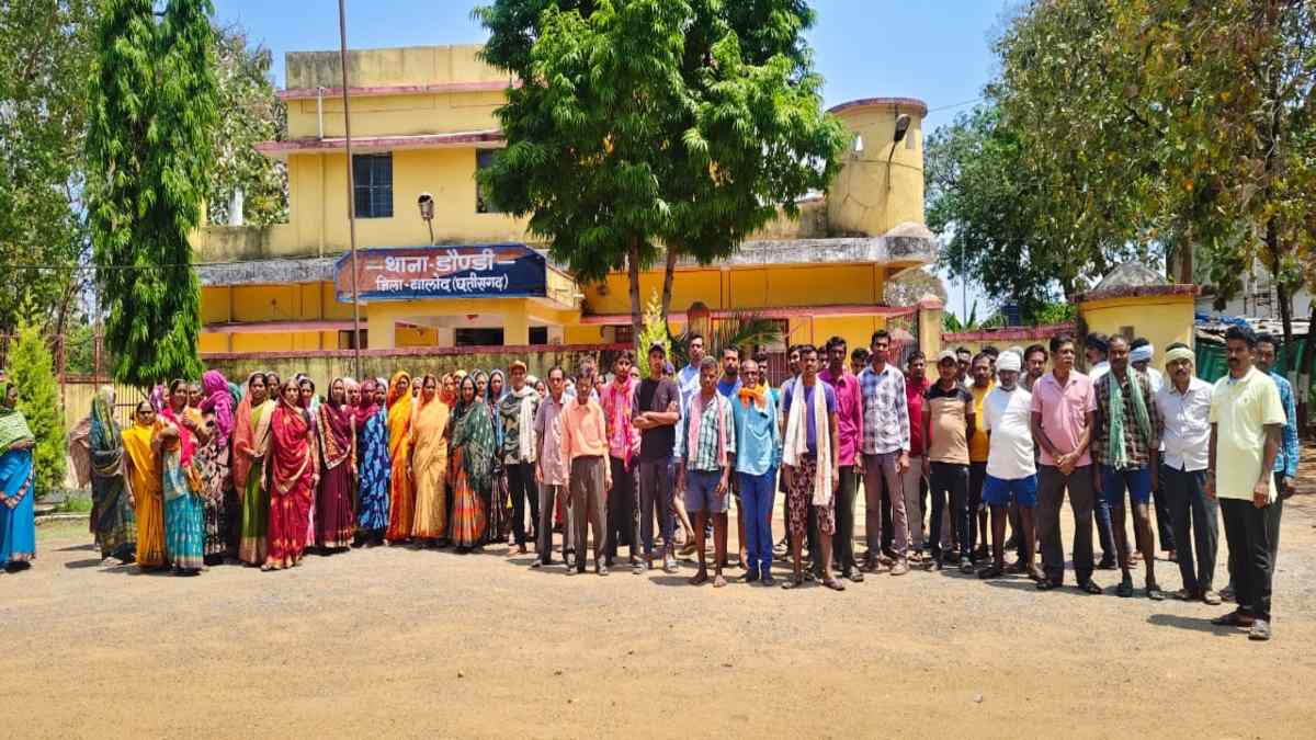 CG News : आग में झुलसकर महिला की मौत, ग्रामीणों ने किया थाने का घेराव, पति पर लगाया हत्या का आरोप, तीसरी पत्नी थी मृतिका