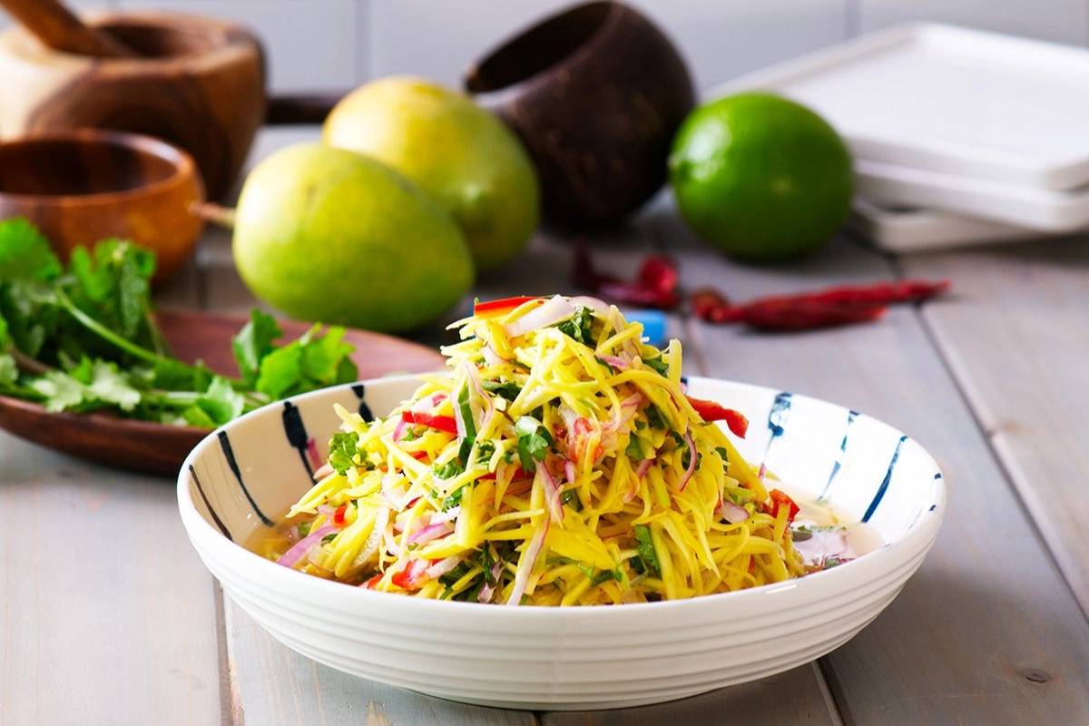 Summer Special, Raw Mango Salad: बोरिंग सलाद को बनाए चटपटा कच्चे आम के साथ, रेसिपी देखे यहां…