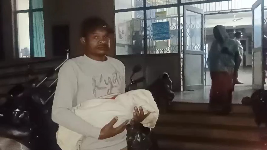 स्वास्थ्य सेवा में बड़ी लापरवाही उजागर! एंबुलेंस की कमी से पंडो जनजाति में जन्मे नवजात की मौत, 4 घंटे तक इंतजार के बाद नहीं मिली मदद