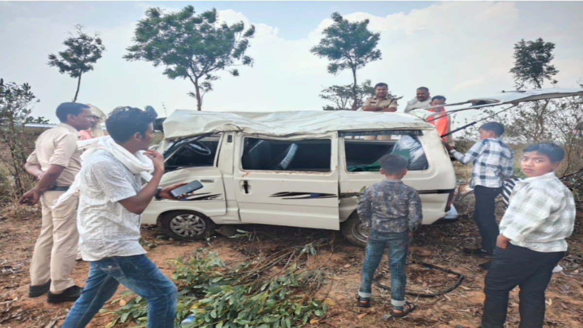 CG Accident News : बारात जा रही ओमनी कार पेड़ से टकराई, एक की मौत, पांच लोग घायल