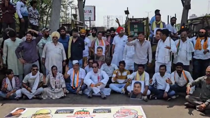 अधिकारियों को बेशर्म का फूल, तो आम जनता को दिया गुलाब : कुम्हारी टोल प्लाजा पर कांग्रेस का अनोखा प्रदर्शन, पूर्व MLA उपाध्याय ने BJP पर साधा निशाना