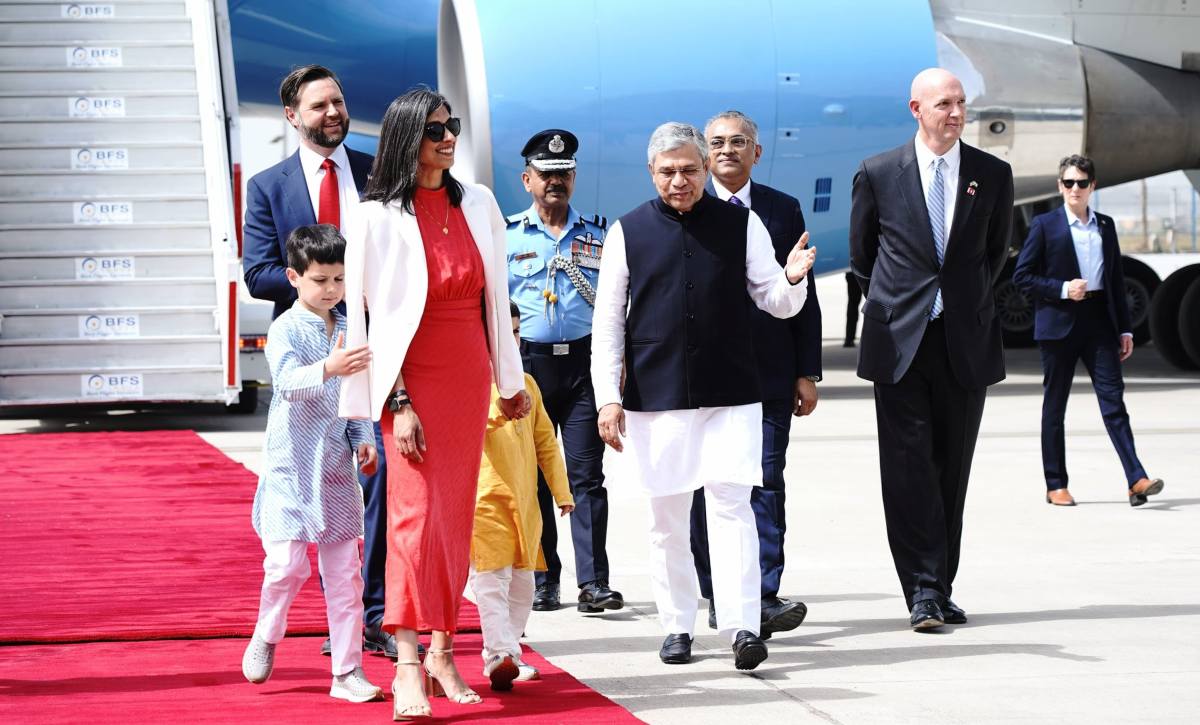 JD Vance India Visit: अमेरिकी उपराष्ट्रपति जेडी वेंस भारत पहुंचे, एयरपोर्ट पर पत्नी-बच्चों संग पारंपरिक नृत्य देखा; अक्षरधाम मंदिर के लिए रवाना