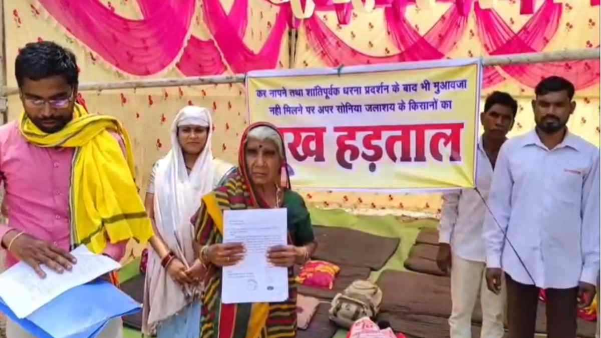मरने के बाद मिलेगा मुआवजा…70 साल की बुजुर्ग का छलका दर्द : 20 सालों में 13 कलेक्टर बदले पर अब तक किसानों की समस्या जस का तस, कलेक्ट्रेट के सामने भूख हड़ताल पर बैठे पीड़ित परिवार