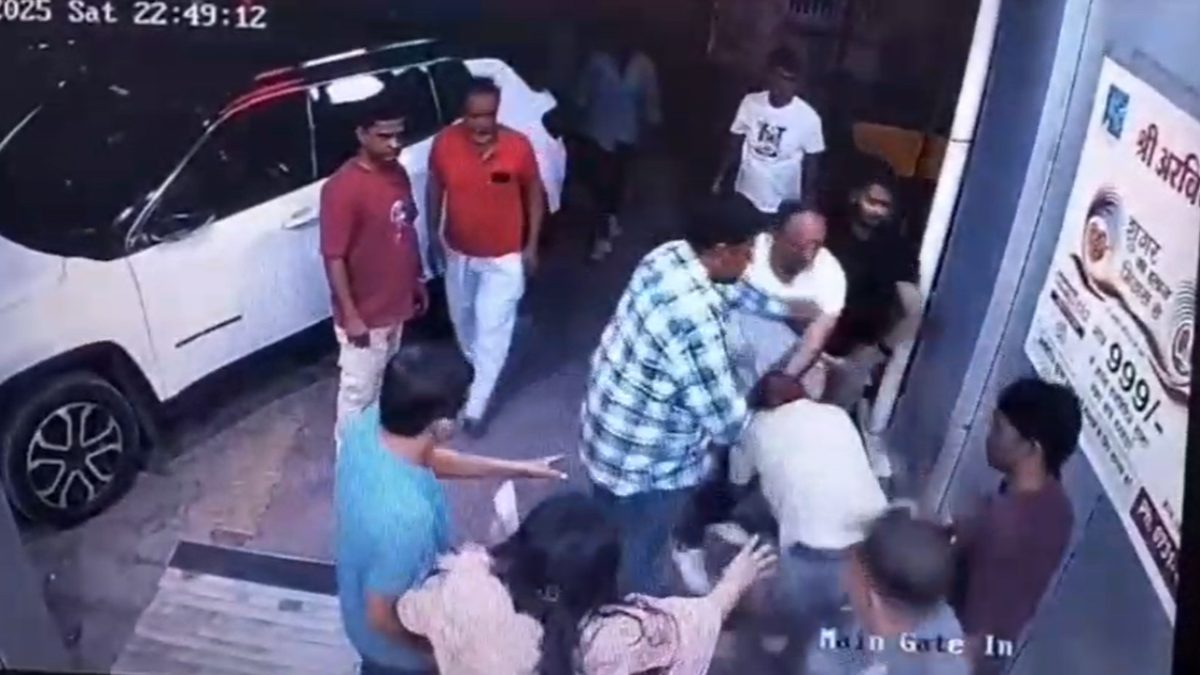 इंदौर पानी टैंकर विवाद मामलाः अस्पताल के बाहर मारपीट का भी वीडियो आया सामने, बीजेपी नेता पर घर से लेकर हॉस्पिटल तक हुए हमले