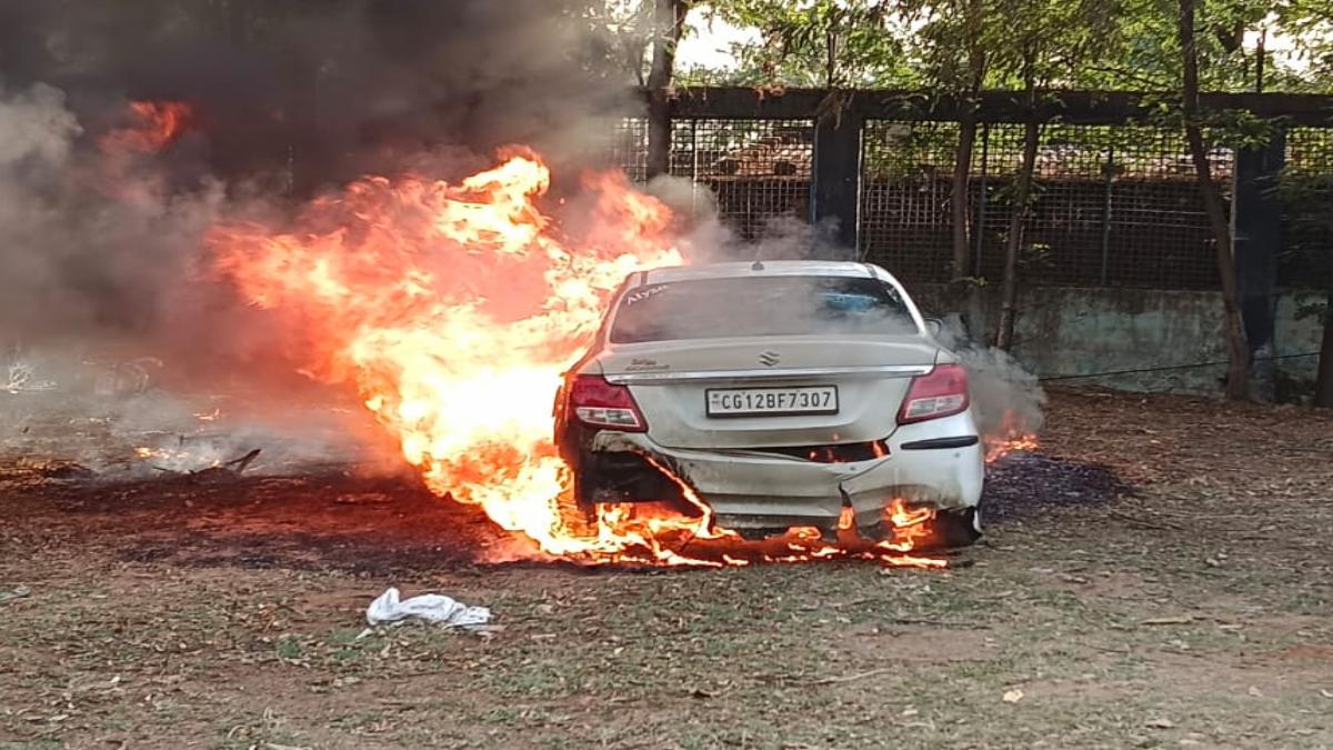 Fire in Car: थाना परिसर में लगी आग से मची अफरा-तफरी, आरक्षक की कार जलकर खाक, देखें Video…