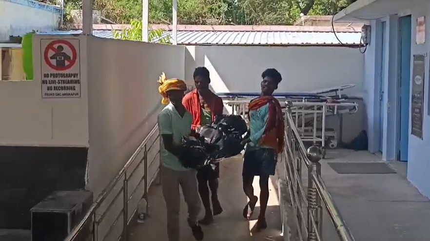 CG Breaking News : भरभरा कर गिरी कच्ची दीवार, मलबे में दबने से एक नाबालिग मजदूर की मौत, दूसरा गंभीर
