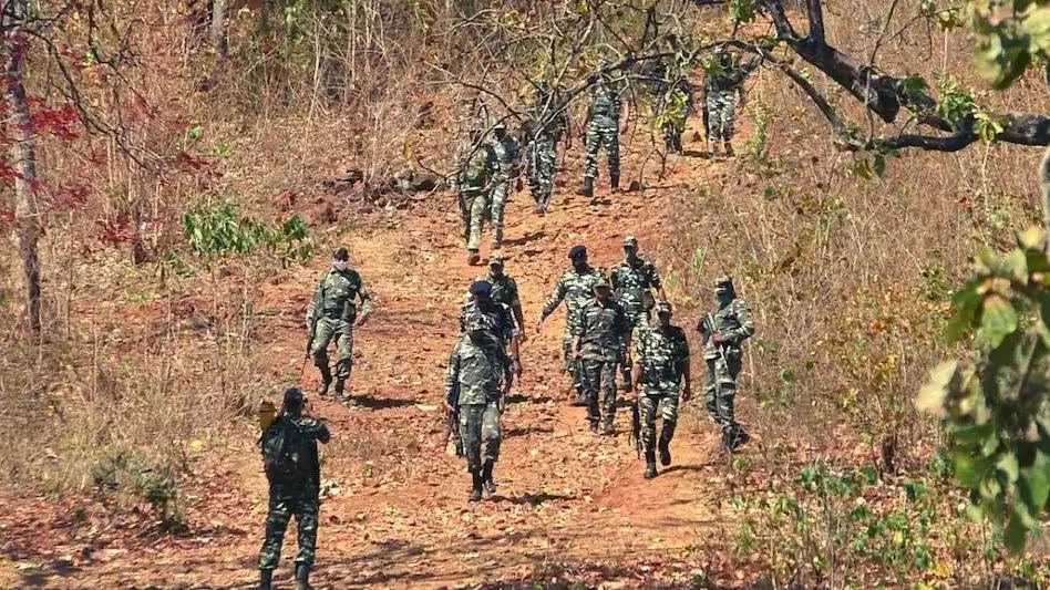 नक्सलियों के खिलाफ सबसे बड़ा ऑपरेशन : 24 घंटे से मुठभेड़ जारी, 5 हजार से अधिक जवानों ने हिड़मा, देवा समेत कई बड़े नक्सल लीडरों को घेरा, दोनों तरफ से हो रही फायरिंग