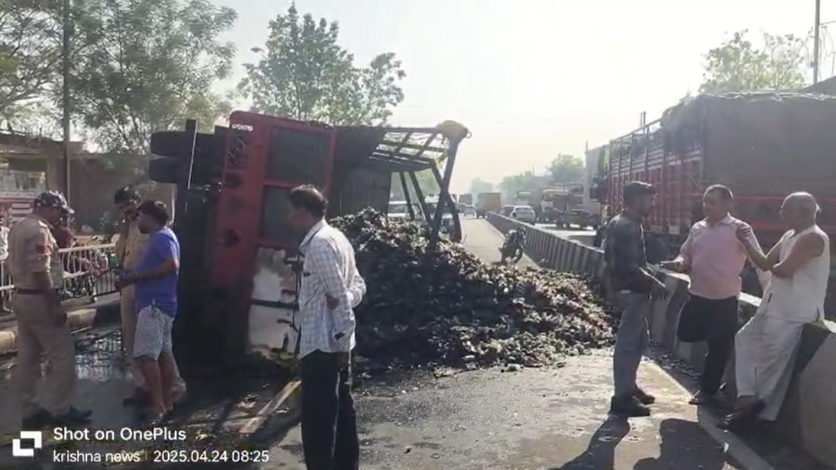 शराब से भरा ट्रक पलटाः हादसे के बाद लगी भीषण आग, ड्राइवर जिंदा जला, पलभर में लाखों की शराब जलकर खाक