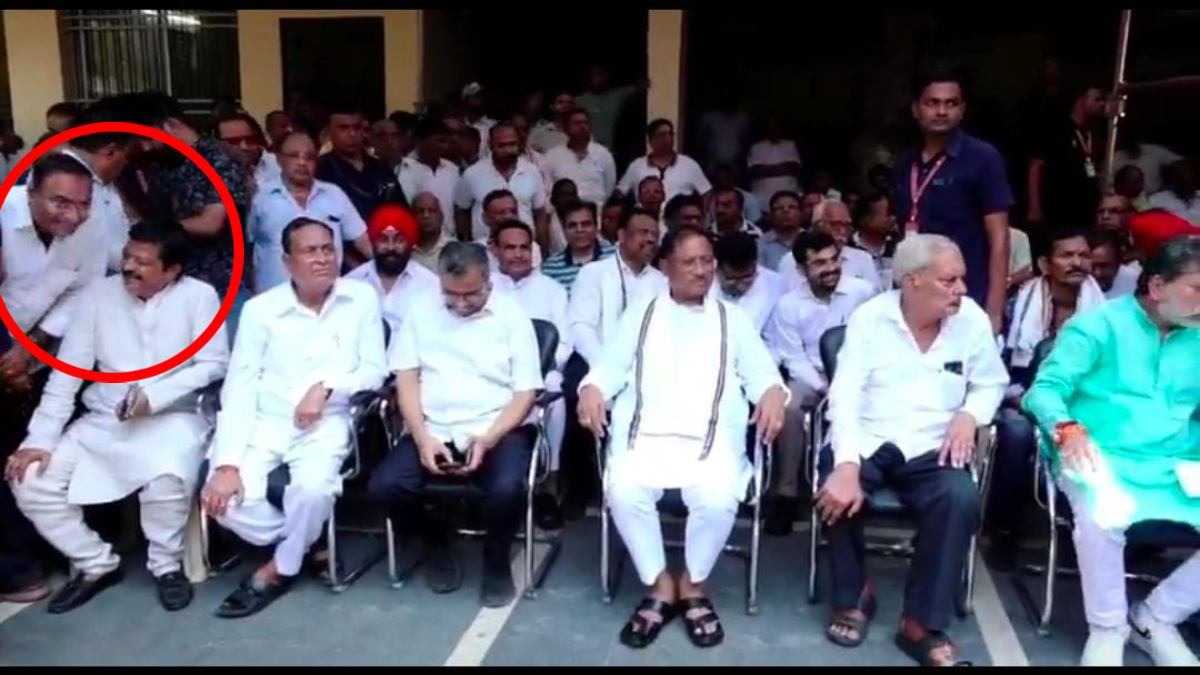 दिनेश मिरानिया की अंत्येष्टि में भाजपा नेताओं की हंसी-ठिठोली, कांग्रेस ने वीडियो वायरल कर कहा- यह बेशर्मी की पराकाष्ठा है…