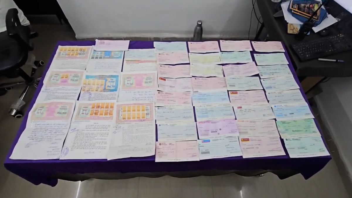सूदखोर आरसीएम का संचालक गिरफ्तारः कोरोना महामारी को आपदा का अवसर बनाकर की थी सूदखोरी, 37 ब्लैंक चेक, शपथ पत्र, 6 बाइक और एक कार जब्त