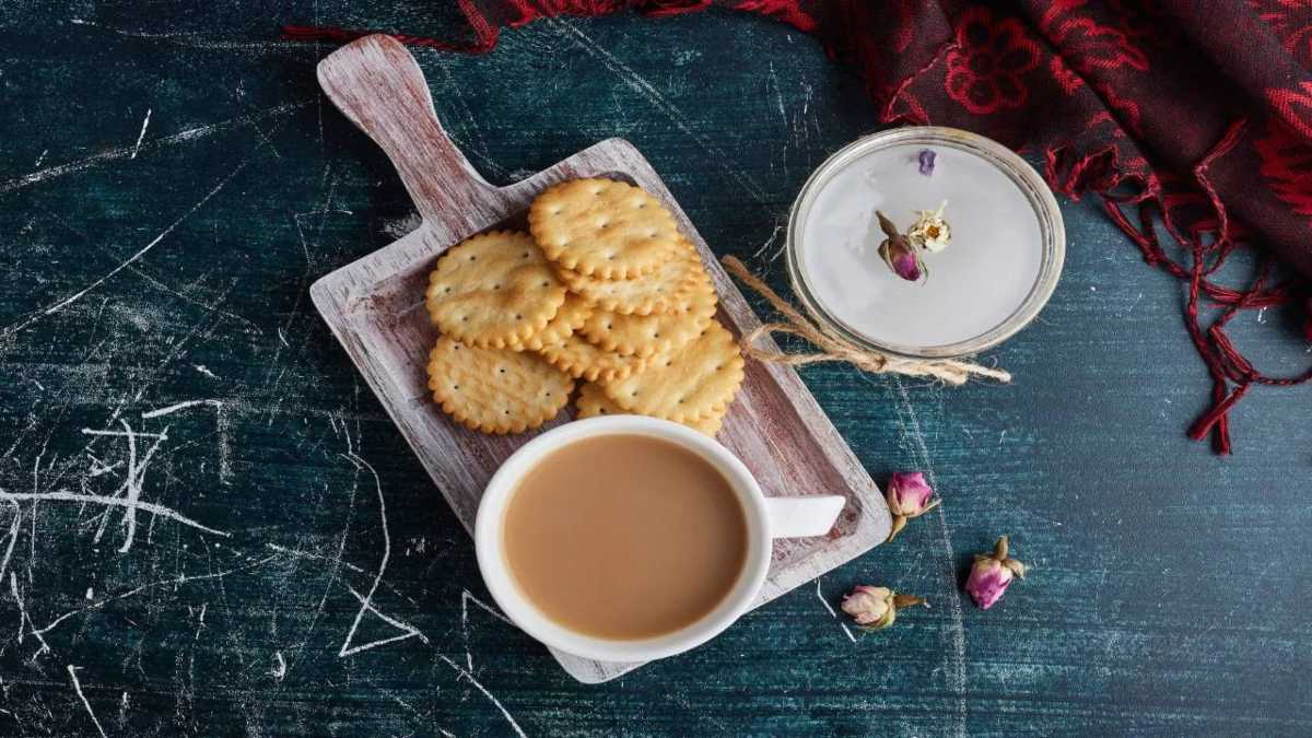 एक बार में आप भी खा लेते हैं चाय के साथ एक पैकेट बिस्किट, तो जान लें इसके नुकसान…