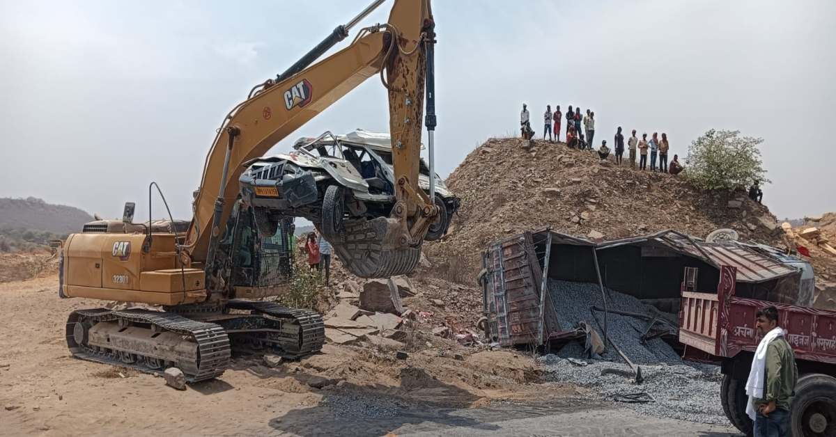 रास्ते में मौत से मुलाकातः प्रसव पीड़िता को अस्पताल ले जा रहे थे परिजन, एंबुलेंस पर ट्रक पलटने से 4 की चली गई जान