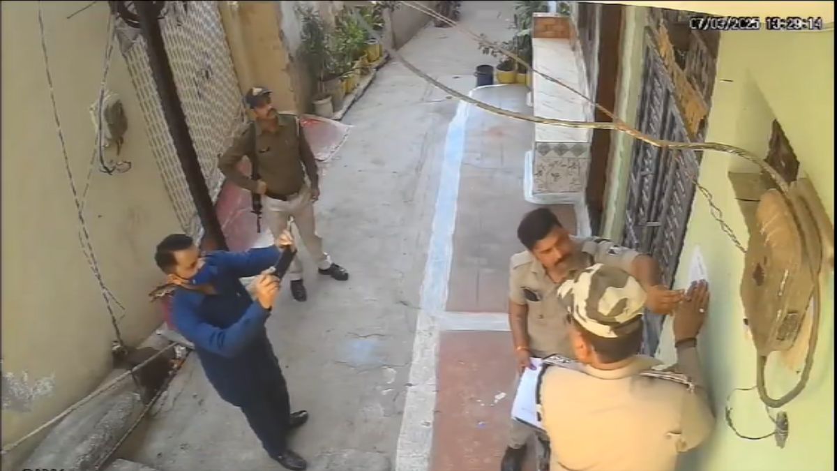 ग्वालियर SP पर दिग्विजय का गंभीर आरोपः DGP MP को सोशल मीडिया पोस्ट पर किया टैग, जानिए क्या है मामला