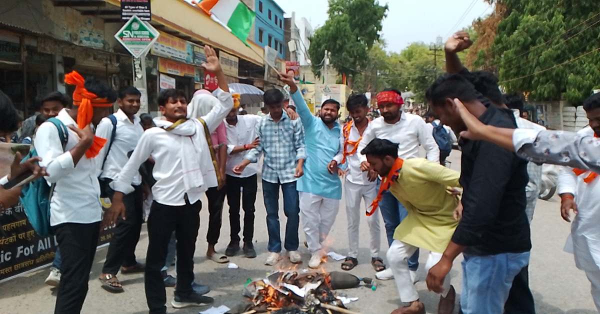 ‘लहू के एक-एक कतरे का लें बदला’, पहलगाम हमले को लेकर छात्र-छात्राओं का फूटा गुस्सा, आतंकवाद का पुतला फूंककर सरकार से की ये मांग…