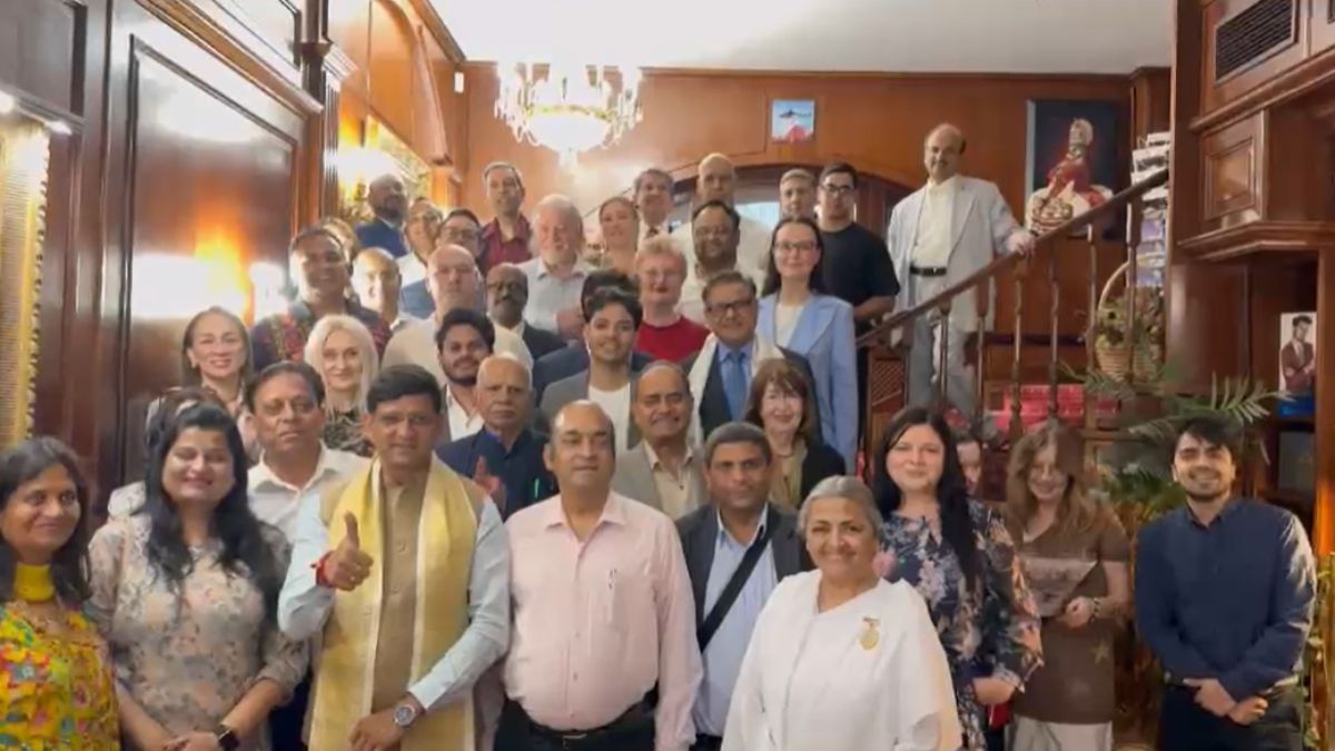 रूस से लौटे महापौरः पुष्यमित्र बोले- इंदौर को अगर मास्को जैसा ट्रैफिक चाहिए, तो पहले मास्को जैसी सड़कें बनानी होंगी, सोच और सिस्टम दोनों बदलने होंगे