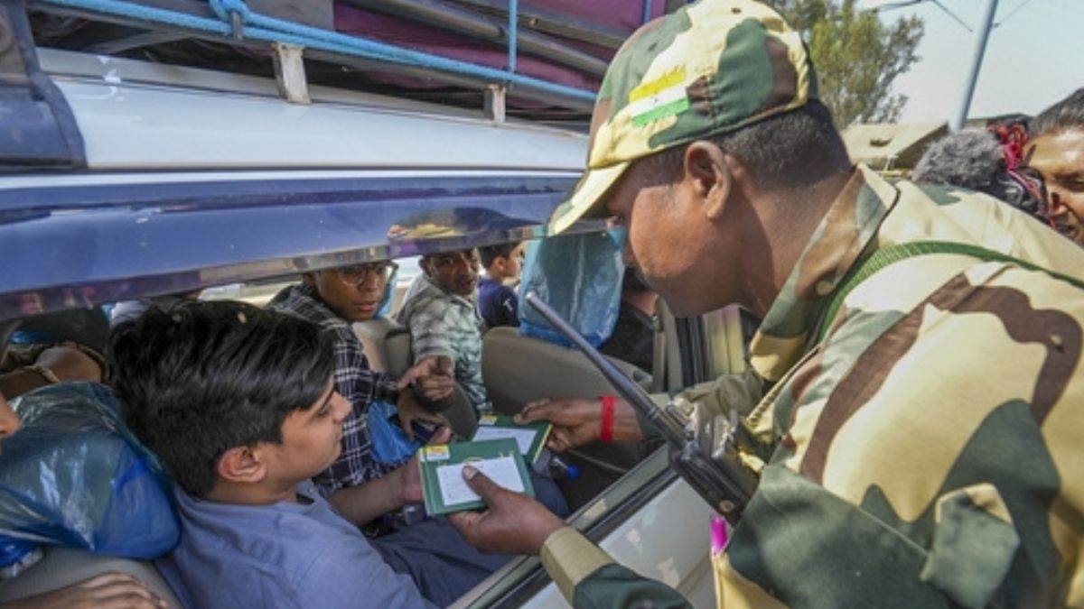 पाकिस्तानियों के भारत छोड़ने का आज अंतिम दिन, अटारी बॉर्डर पर लंबी कतार…