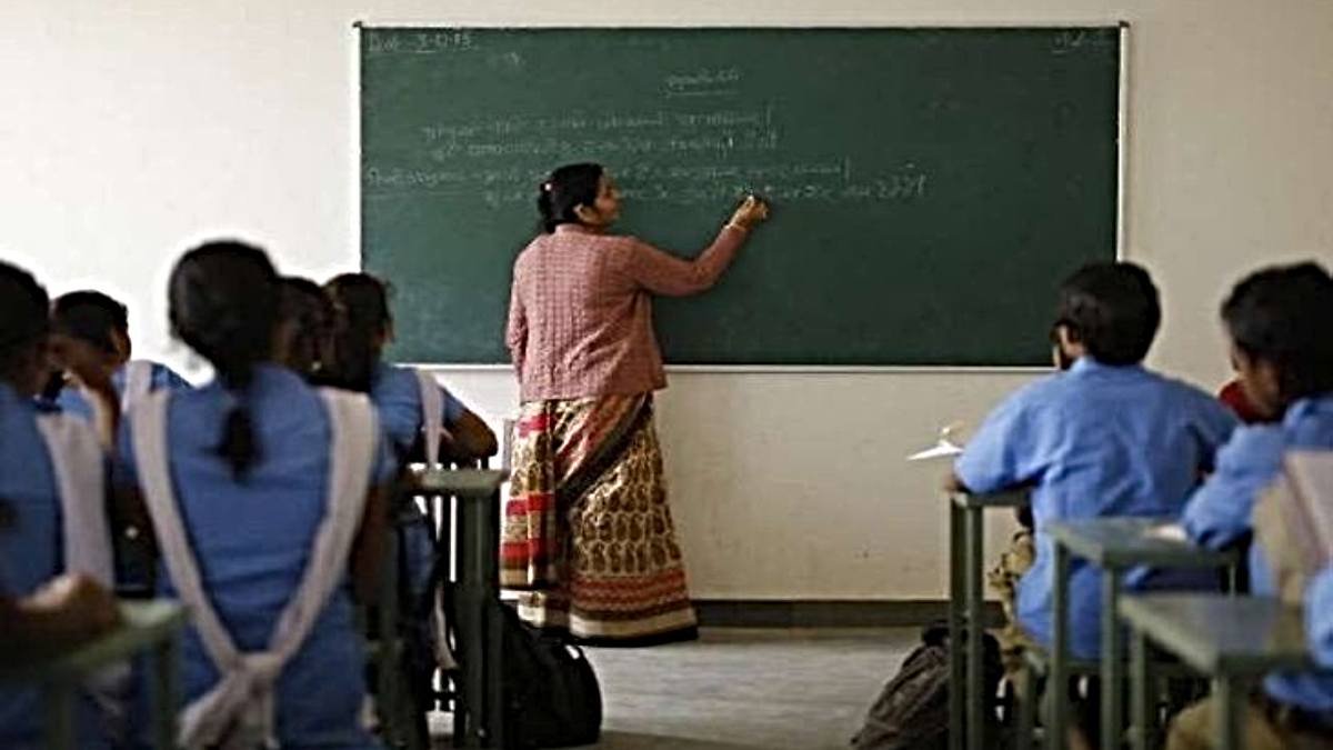 Teachers Dress Code: अब शिक्षकों को भी पहनना होगा यूनिफार्म… सरकार ने लिया बड़ा फैसला