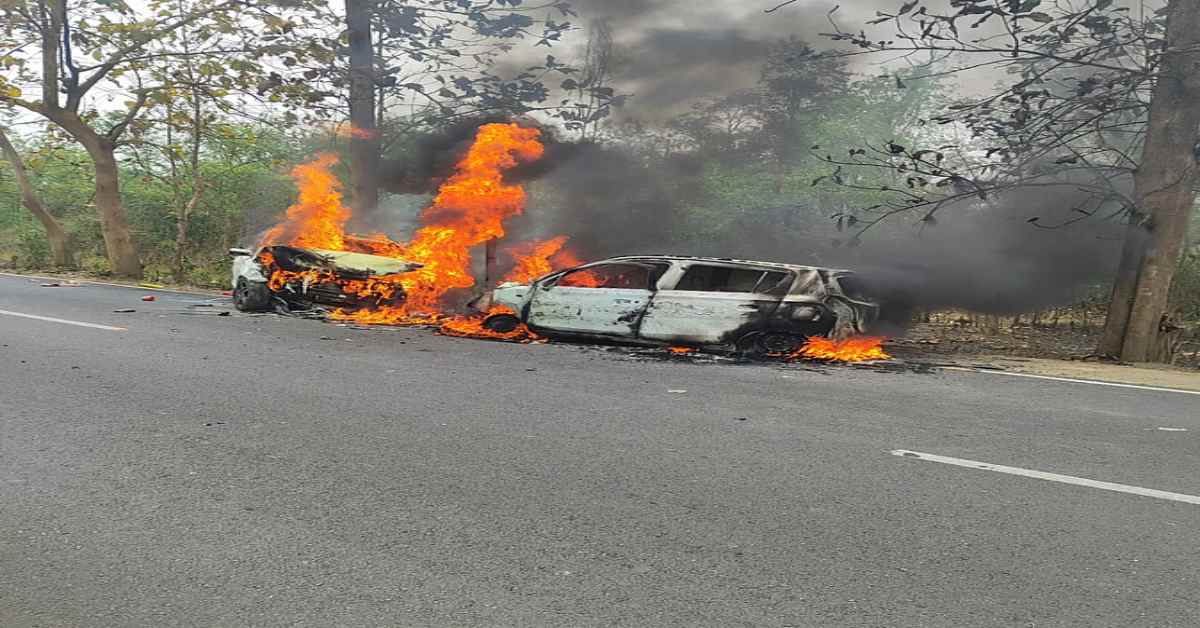 सड़क, हादसा और हाहाकारः 2 कारों के बीच टक्कर होते ही लग गई आग, मंजर देख चीख पड़े लोग