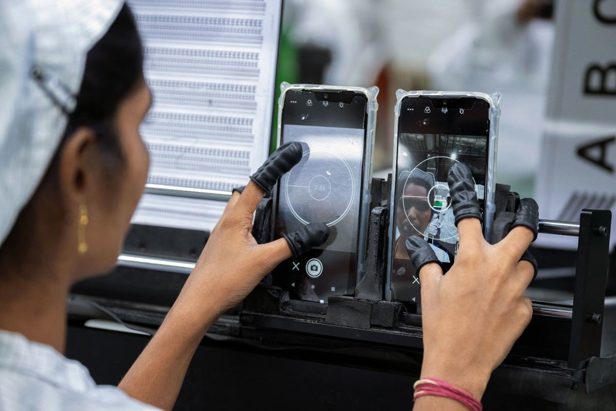 भारत में बनेंगे अमेरिकी iPhone, लेकिन फोल्डेबल और ग्लास-सेंट्रिक मॉडल अभी चीन में ही तैयार होंगे…