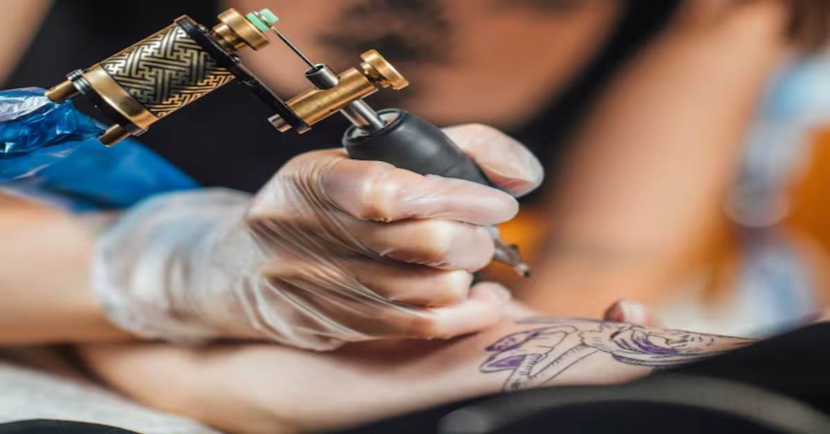 टेररिस्टों को टैटू से जवाबः पहलगाम आतंकी हमले के बाद  Tattoo बनाने उमड़ रही भीड़, जानिए ऐसा क्या लिखवा रहे हैं लोग