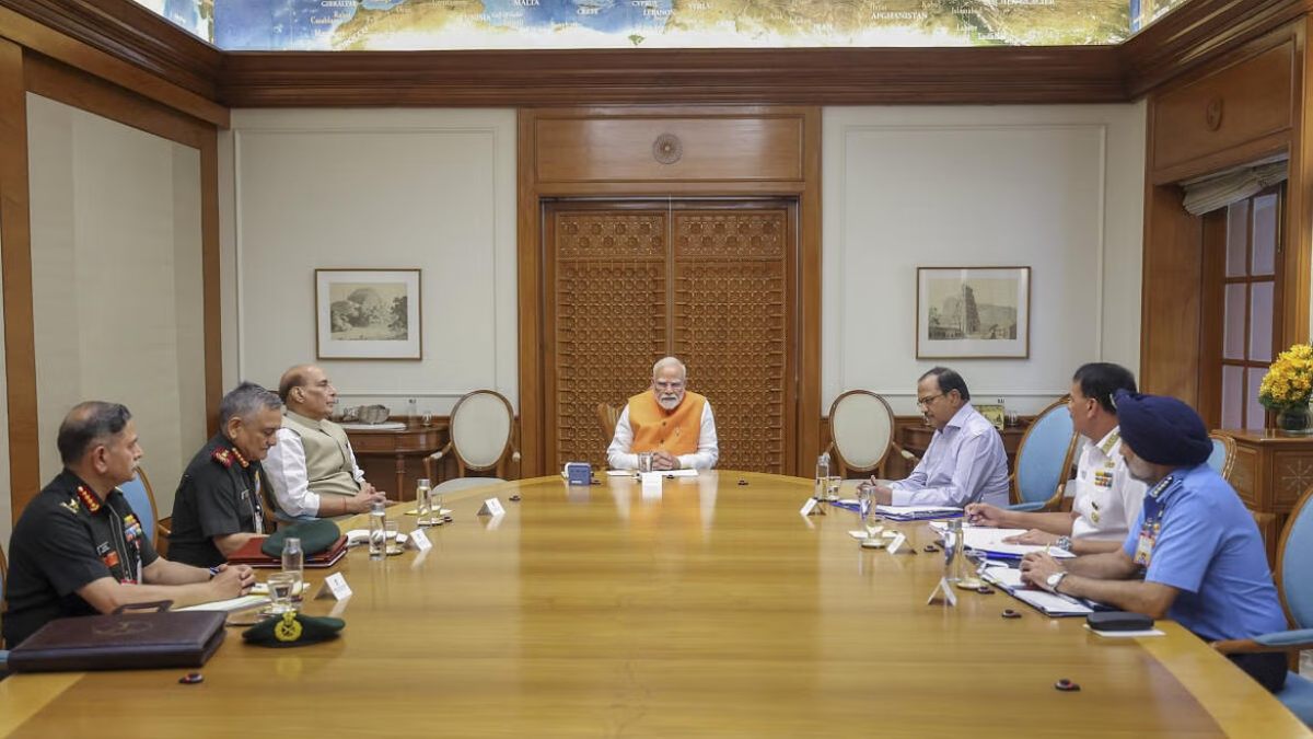 Pahalgam Terror Attack : हाई लेवल मीटिंग में पीएम मोदी ने दी सेना को खुली छूट; टारगेट, समय और तरीका अब तय करे सेना