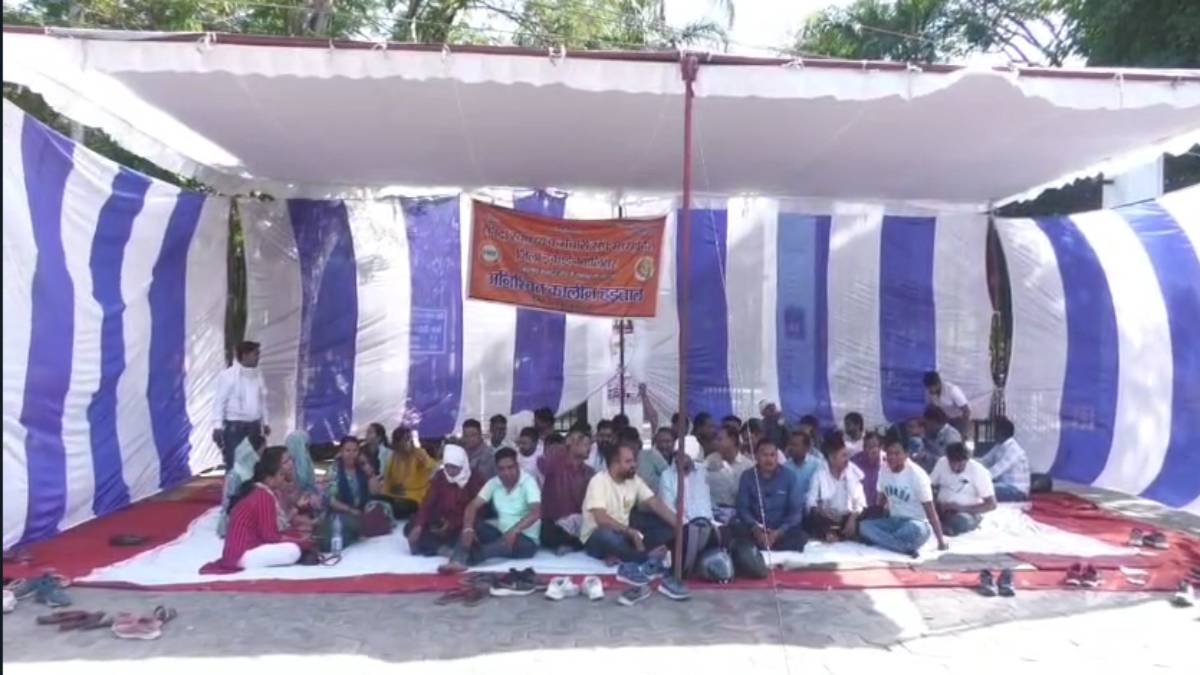 संविदा स्वास्थ्य कर्मचारियों की कब होगी सुनवाई? धरने पर बैठे कर्मचारी बोले- जब तक मांगें नहीं होगी पूरी तब तक जारी रहेगा प्रदर्शन