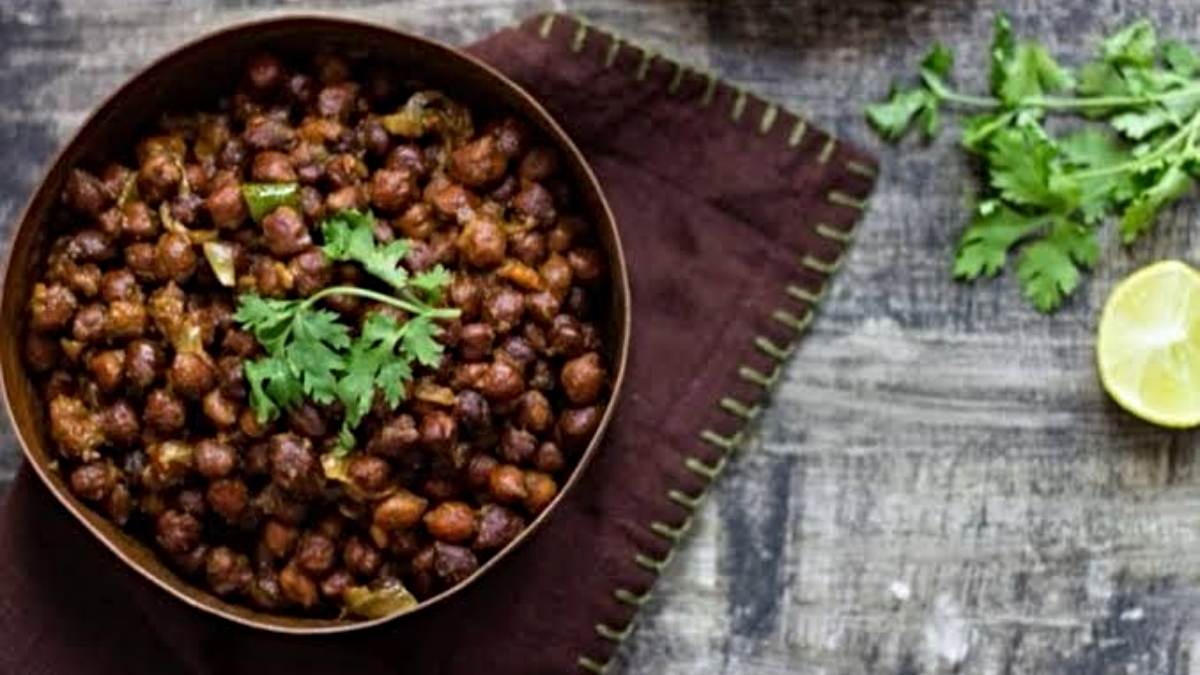 Navratri Special, Kala Chana ki Sabji Recipe: कन्या भोज के लिए घर पर आसानी से बनाएं स्वादिष्ट काले चने, इस रेसिपी को करें फॉलो…