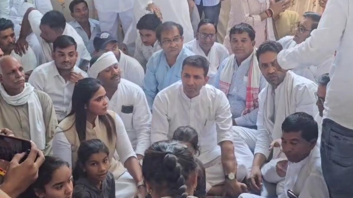 ‘मैं खुद मुख्यमंत्री से बात करूंगा’, खंडवा पहुंचे जीतू पटवारी ने की राहत राशि बढ़ाने की मांग, कुएं की सफाई के दौरान हुई थी 8 की मौत