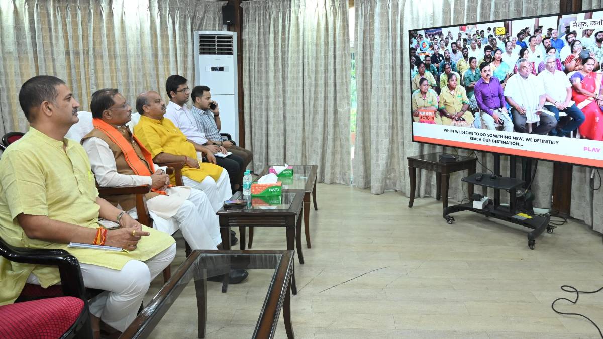 CM साय ने जनप्रतिनिधियों और अधिकारियों के साथ सुनी ‘मन की बात’, दंतेवाड़ा विज्ञान केन्द्र की प्रशंसा के लिए PM मोदी का जताया आभार…