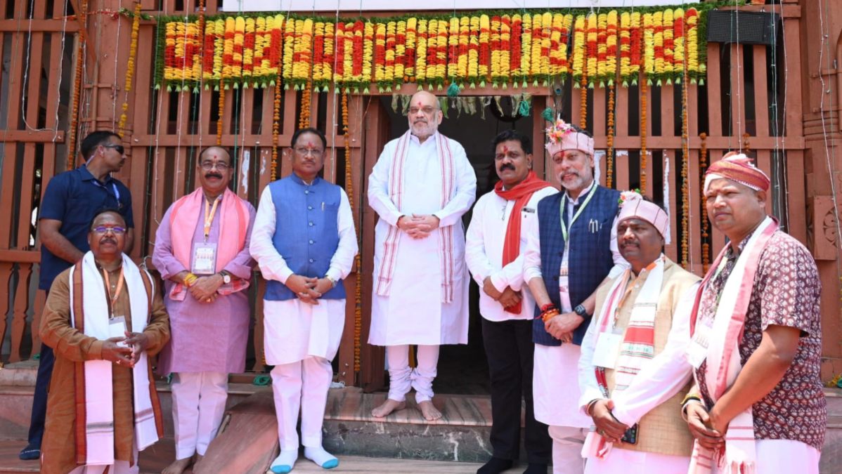 केंद्रीय गृह मंत्री अमित शाह ने मुख्यमंत्री साय के साथ मां दंतेश्वरी की पूजा-अर्चना की