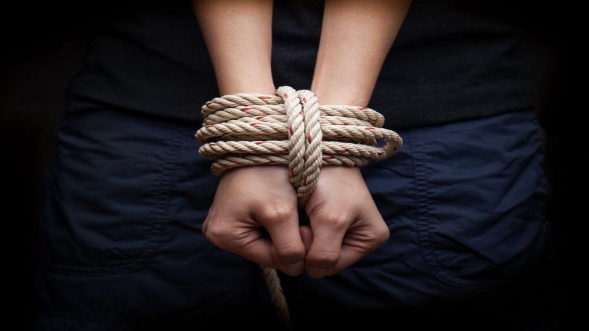 पुलिस चौकी से विवाहिता को किया अगवा: लड़की के परिजनों पर आंखों में झोंका मिर्ची पाउडर, खाकी पर भी लगे गंभीर आरोप